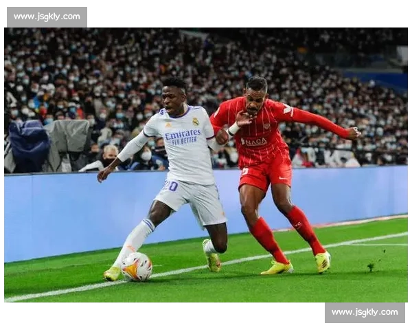 国家德比爆赛后混战！维尼修斯怒冲对手，警方出面平息